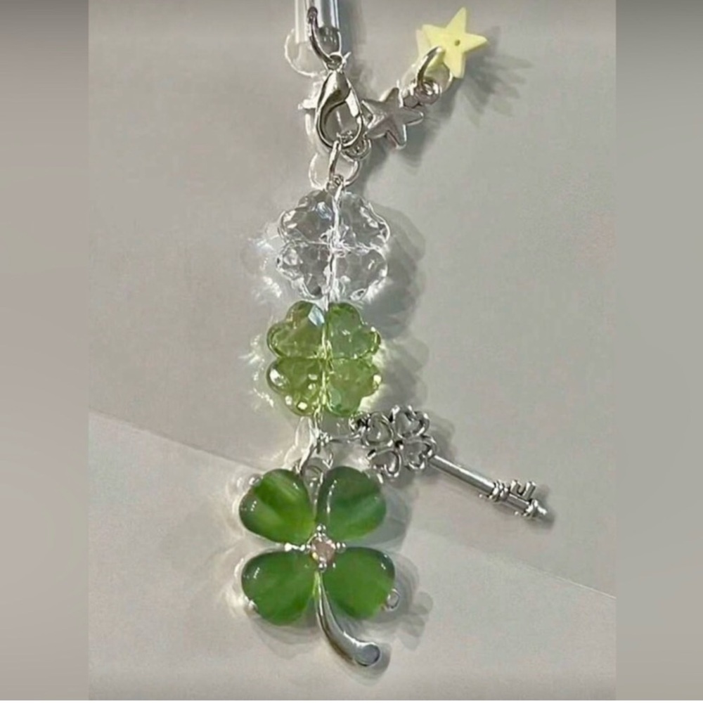 Charming Clover Keychains for Luck St. Patrick’s Day Just Got Prettier pick one - Picture 3 of 4
